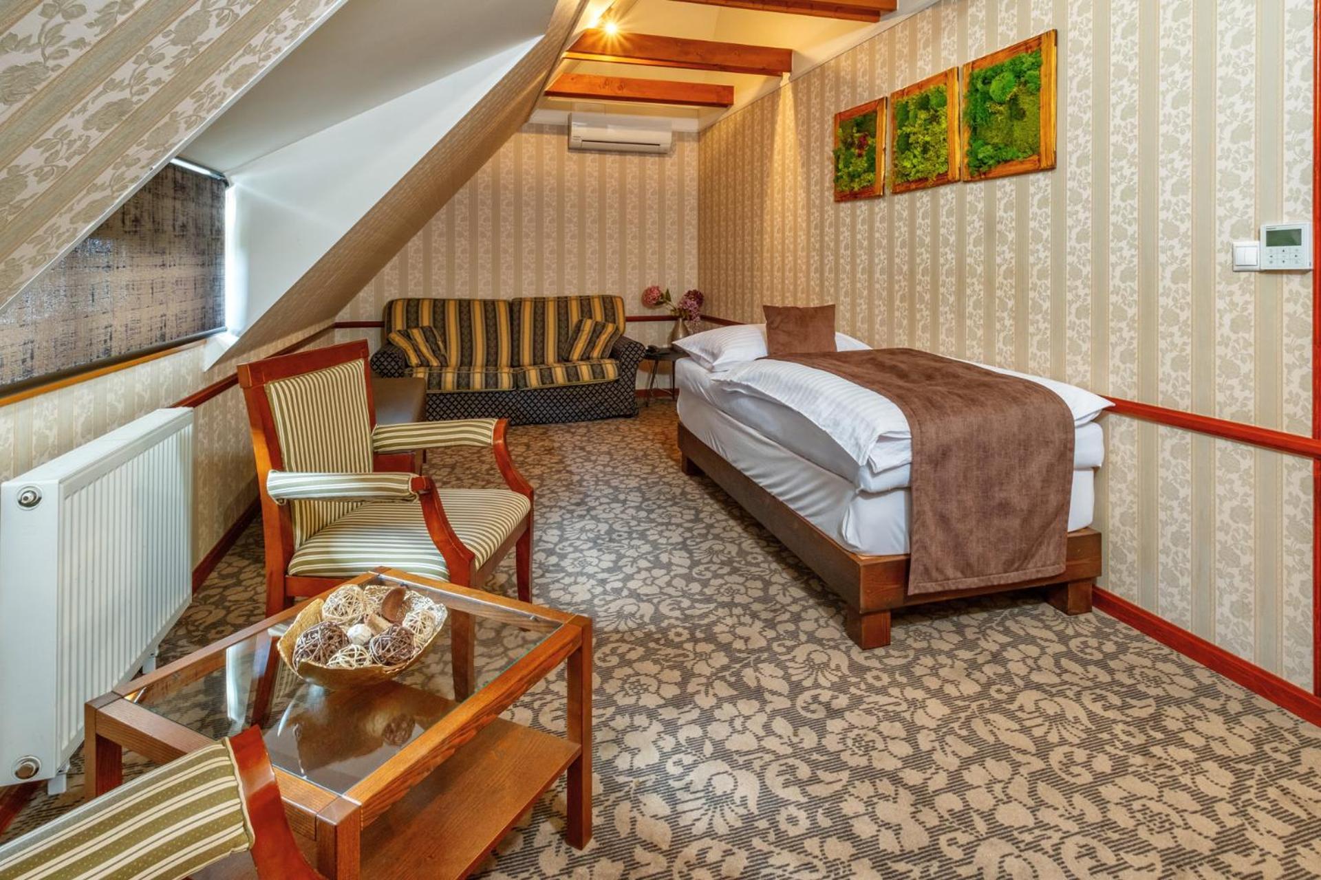 Hotel Golden Eagle Levice Exterior foto