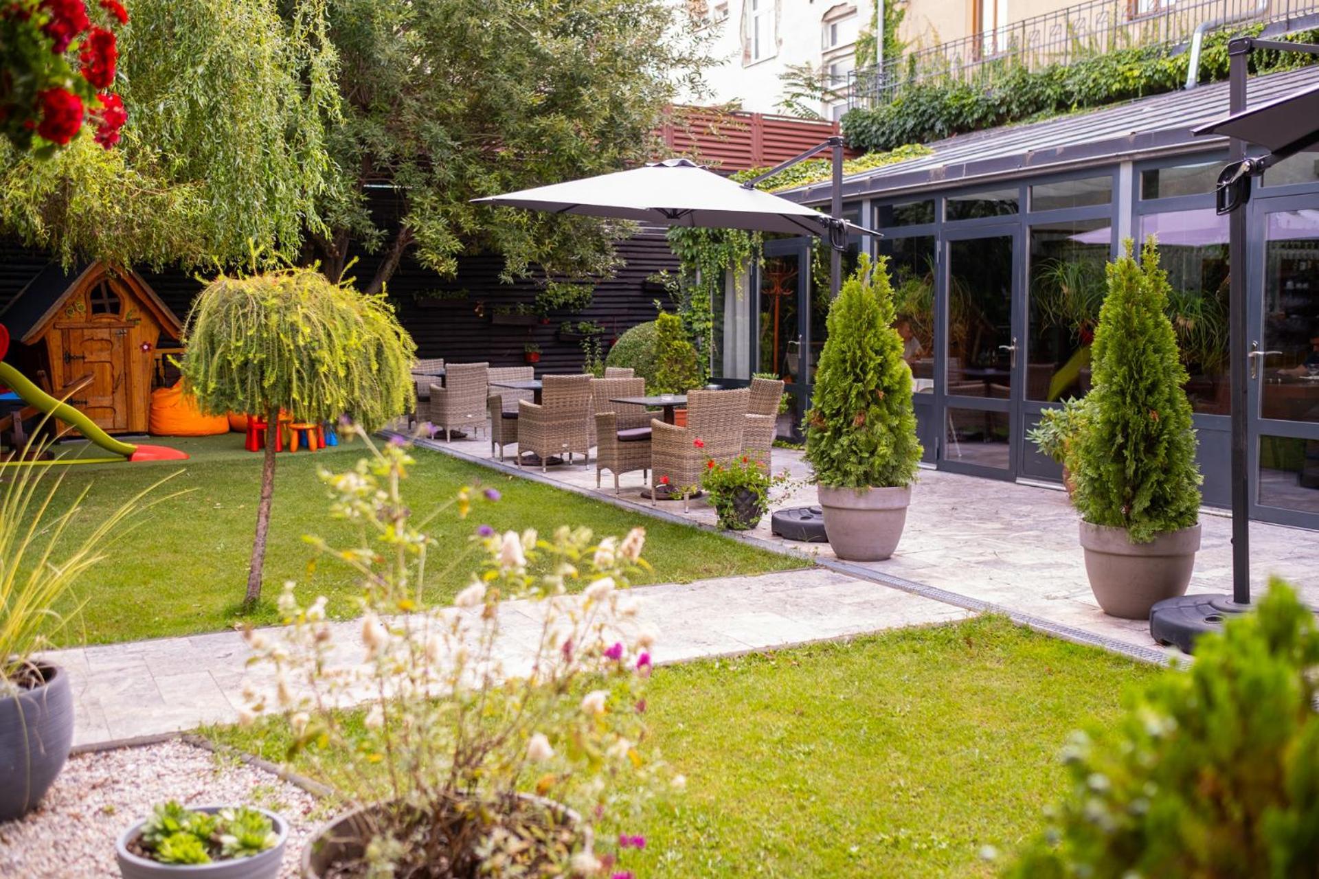 Hotel Golden Eagle Levice Exterior foto